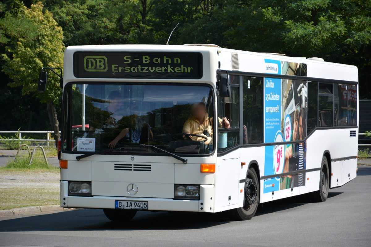 B-IA 9405 fährt am 03.08.2014 für die S-Bahn Berlin Schienenersatzverkehr zwischen S-Bahnhof Olympiastadion und Rathaus Spandau. Aufgenommen wurde ein Mercedes Benz O405 / Glockenturmstraße Berlin.
