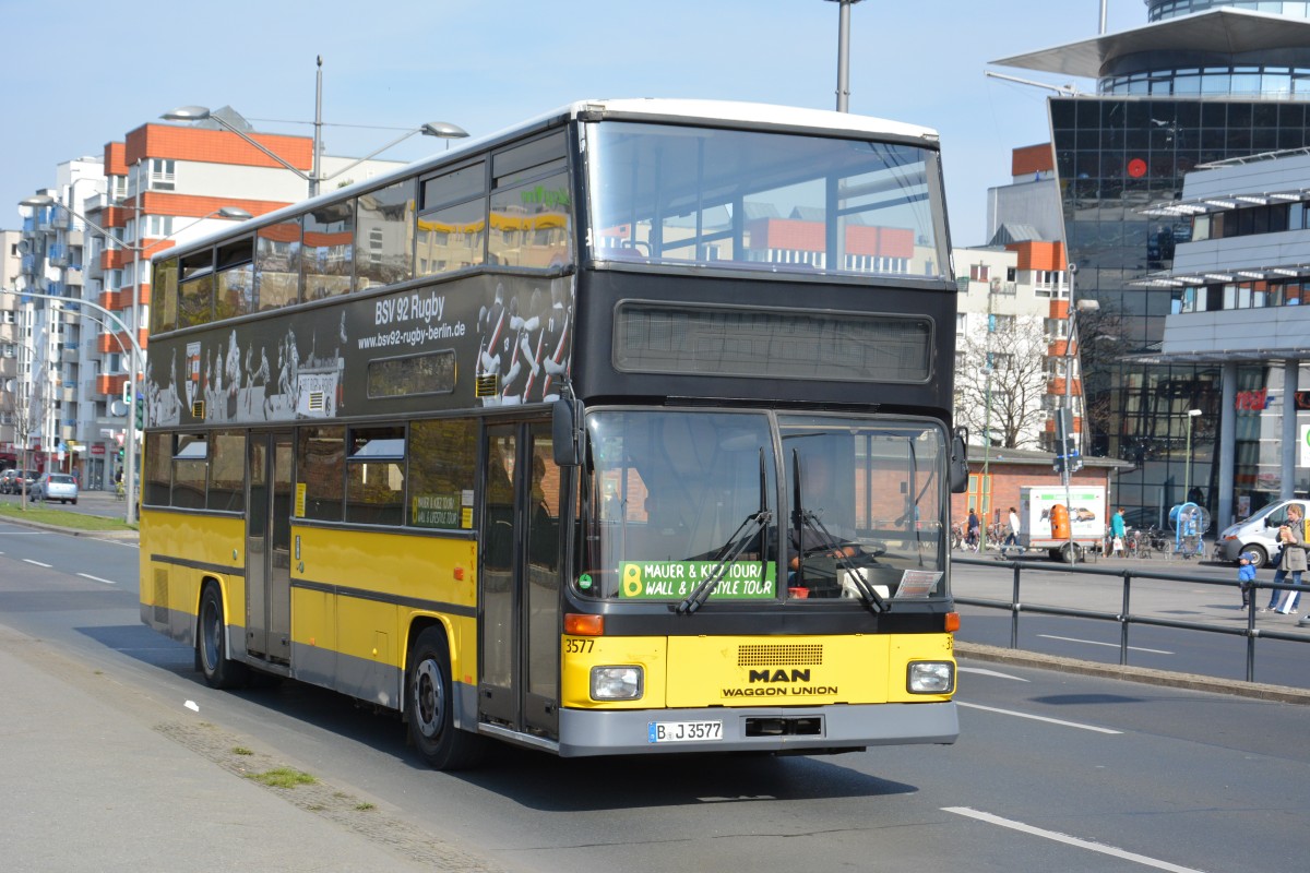 B-J 3577 ist am 11.04.2015 unterwegs als Stadtrundfahrt durch Berlin. Aufgenommen wurde ein MAN SD 202 / Berlin Gesundbrunnen.
