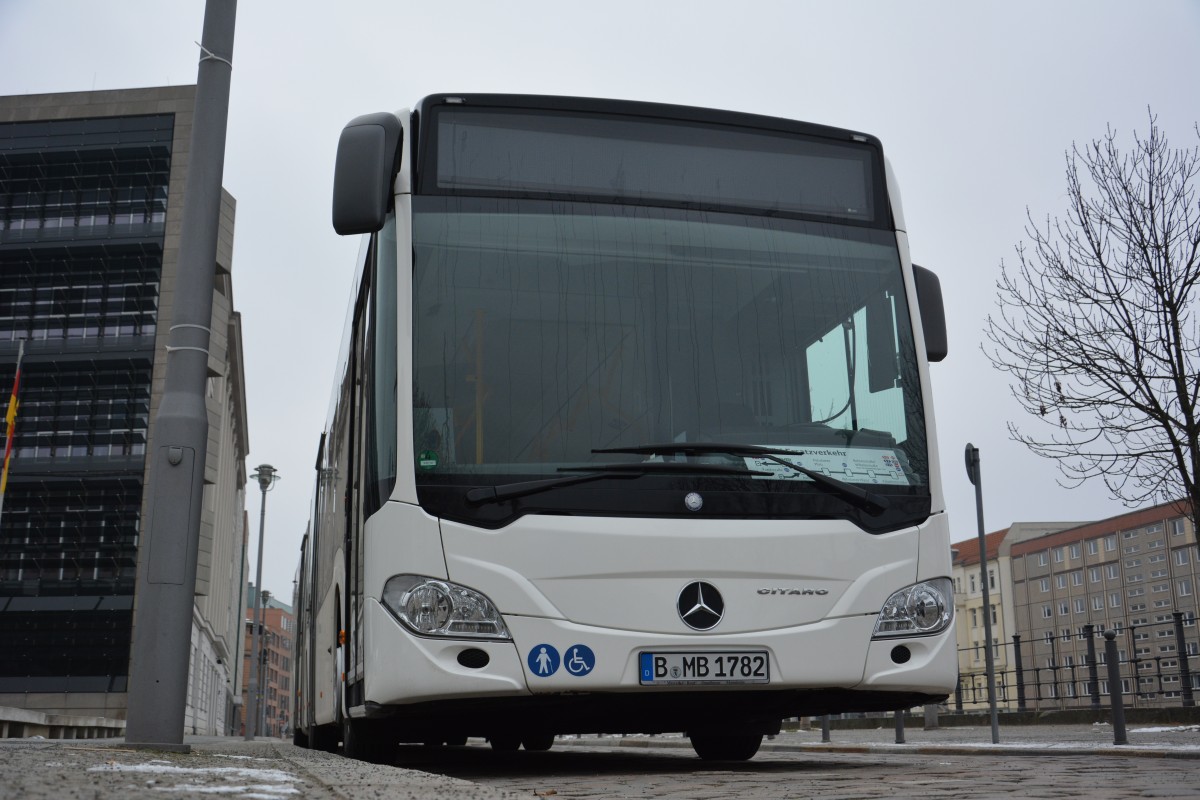 B-MB 1782 steht am 07.02.2015 am S-Bahnhof Berlin Friedrichstraße und wartet auf seinen nächsten Einsatz. Aufgenommen wurde ein Mercedes Benz Citaro 2.

