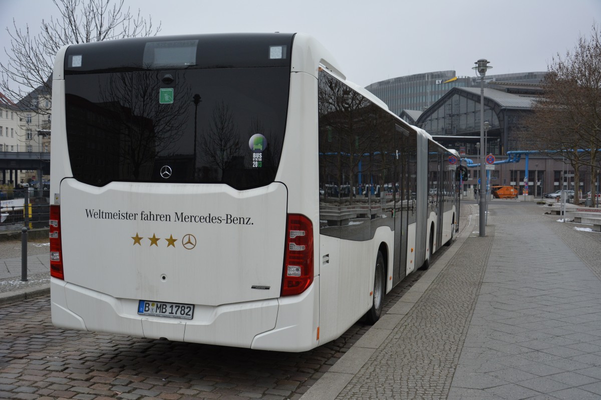 B-MB 1782 steht am 07.02.2015 am S-Bahnhof Berlin Friedrichstraße und wartet auf seinen nächsten Einsatz. Aufgenommen wurde ein Mercedes Benz Citaro 2.

