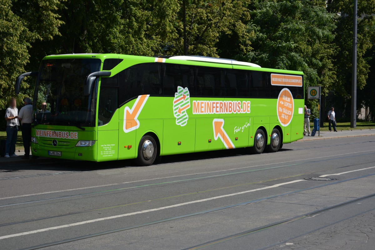 B-MB 2843 aus Berlin (Lenz Tour - Retour Reisen) steht an der Fernbushaltestelle in Leipzig am Hbf.