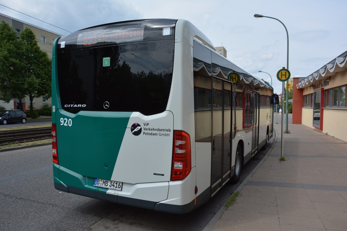 B-MB 3416 (920) fährt am 29.05.2015 auf der Linie 699. Aufgenommen am Johannes-Kepler-Platz / Mercedes Benz Citaro C2.
