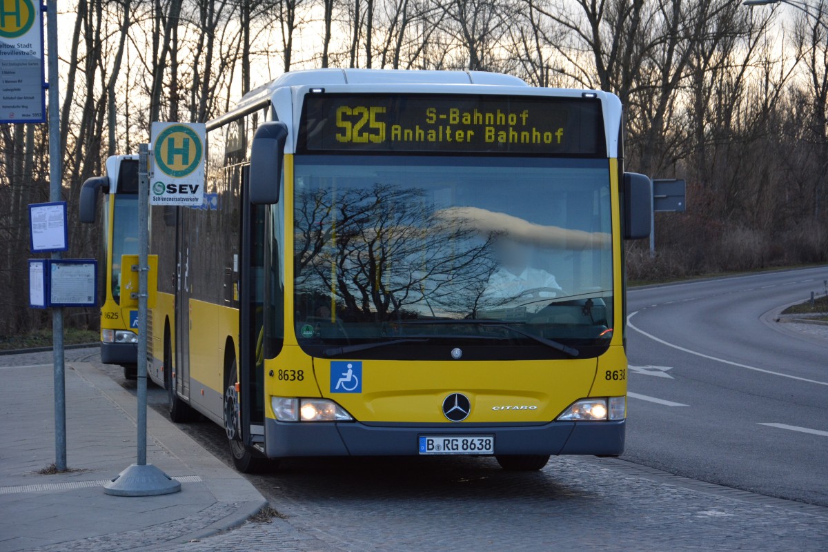 B-RG 8638 ist bereit zum Anhalter Bahnhof zu fahren. Aufgenommen am 16.02.2014 S - Bahnhof Teltow Stadt. 