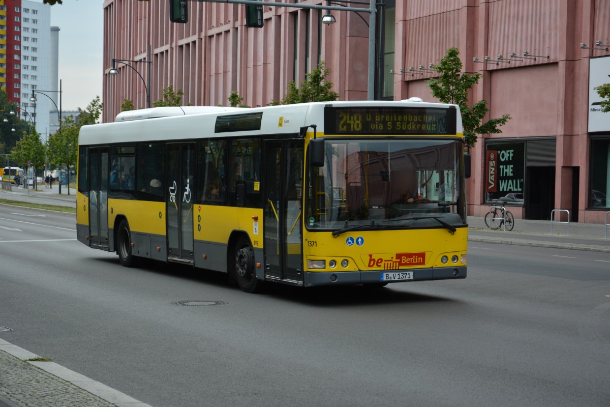 B-V 1371 (Volvo 7000) fährt am 21.08.2014 auf der Linie 248 zum U-Bahnhof Breitenbachplatz. Aufgenommen am Alexa Berlin.
