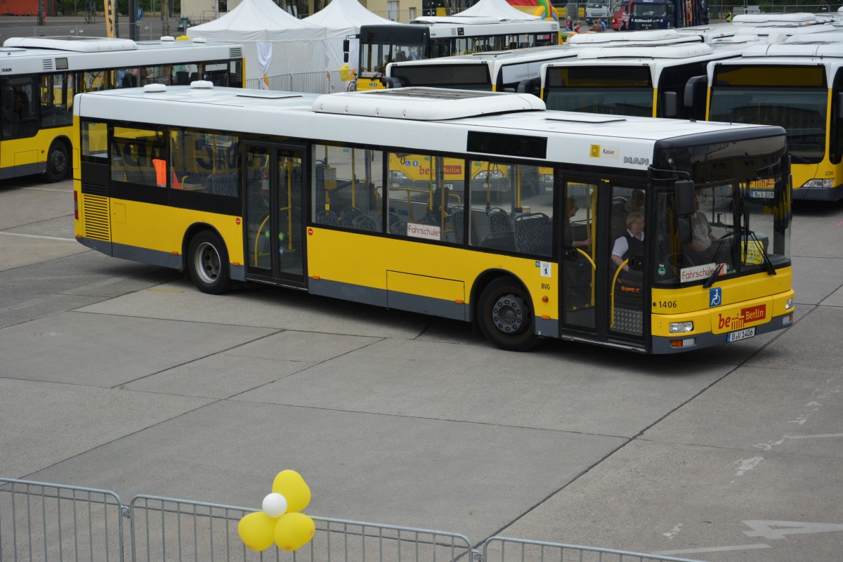 B-V 1406 ist am 27.06.2015 als Fahrschulwagen in Berlin Lichtenberg unterwegs. Aufgenommen wurde ein MAN.
