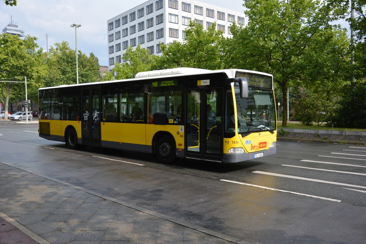 B-V 1454 fährt am 08.07.2014 auf der Linie M49. Aufgenommen am ZOB Berlin.