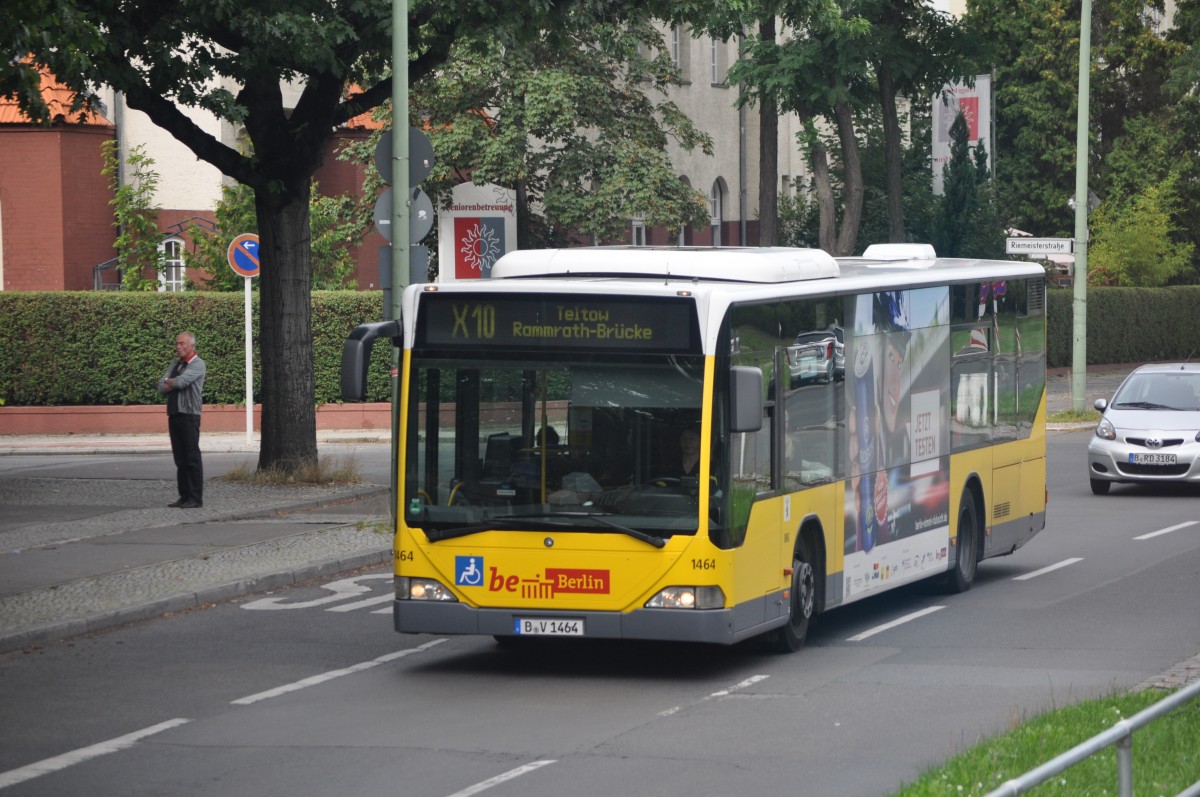 B-V 1464 auf der Linie X10 nach Teltow in Berlin Zehlendorf.  Aufgenommen im Sommer 2013. 