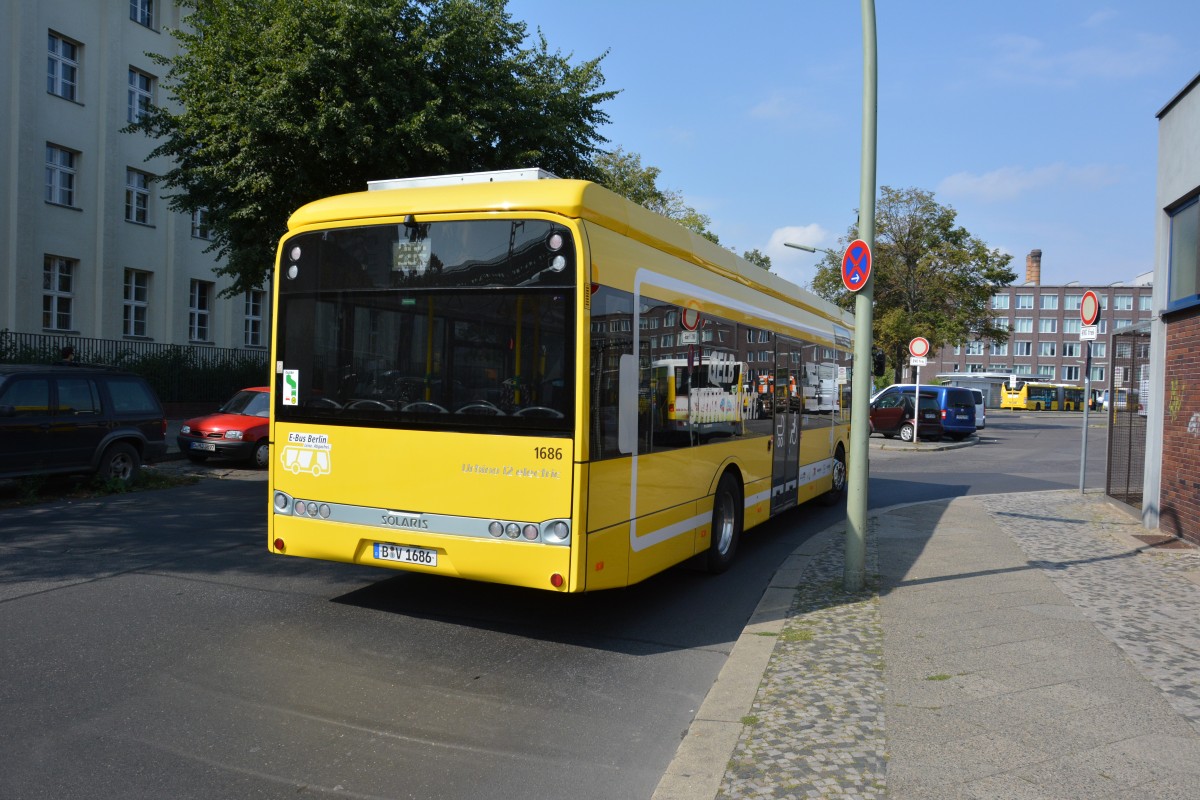 B-V 1686 fährt am 04.09.2015 auf der BVG Buslinie 204. Aufgenommen Berlin Hertzallee, Solaris Urbino 12 Electric.
