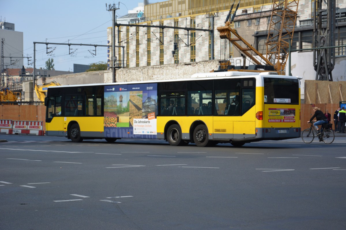 B-V 1735 fährt am 04.09.2015 auf der BVG Buslinie 249. Aufgenommen wurde ein Mercedes Benz Citaro L / Berlin Zoologischer Garten.
