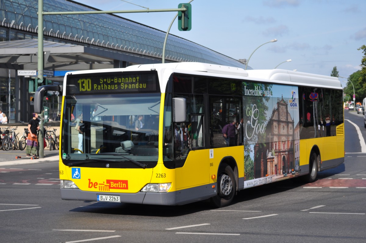 B-V 2263 auf der Linie 130 in Berlin Spandau. Aufgenommen im Sommer 2013.