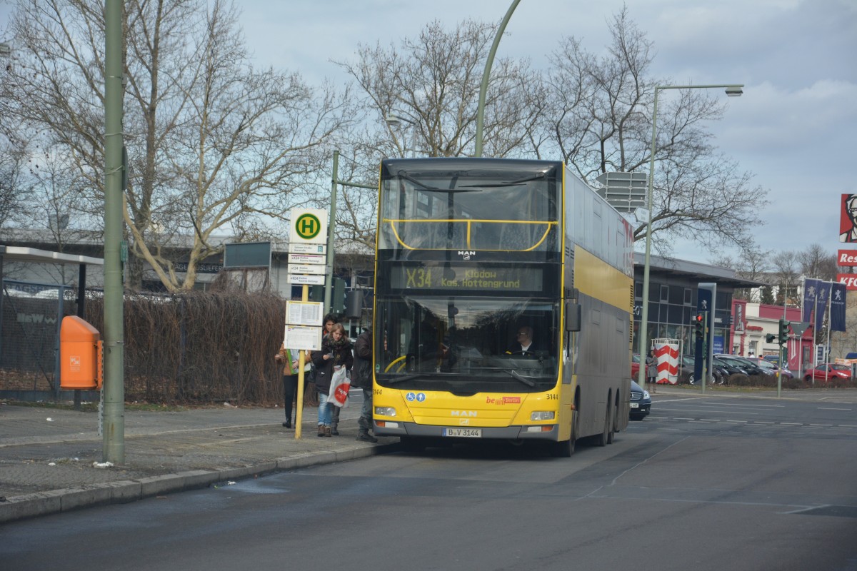 B-V 3144 auf der Linie X34 kommend NEU vom Rathaus Spandau. Aufgenommen am 06.02.2014 Berlin Heerstraße.