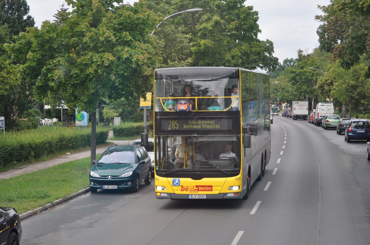 B-V 3232 auf der Linie 285 zum Rathaus Steglitz. Aufgenommen im Sommer 2013. 