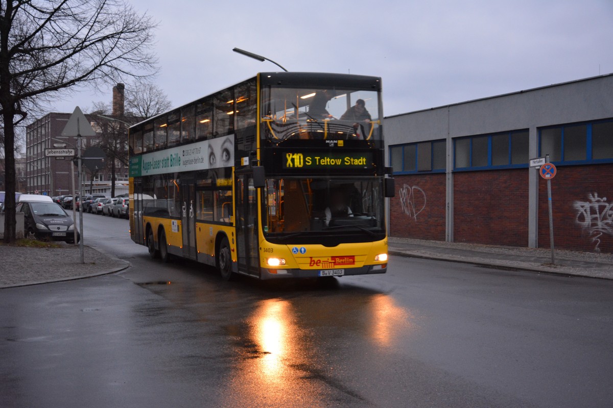 B-V 3403 fährt am 16.12.2014 auf der Linie X10 zum S-Bahnhof Teltow Stadt. Aufgenommen wurde ein MAN Lion's City DD, Berlin Hertzallee.
