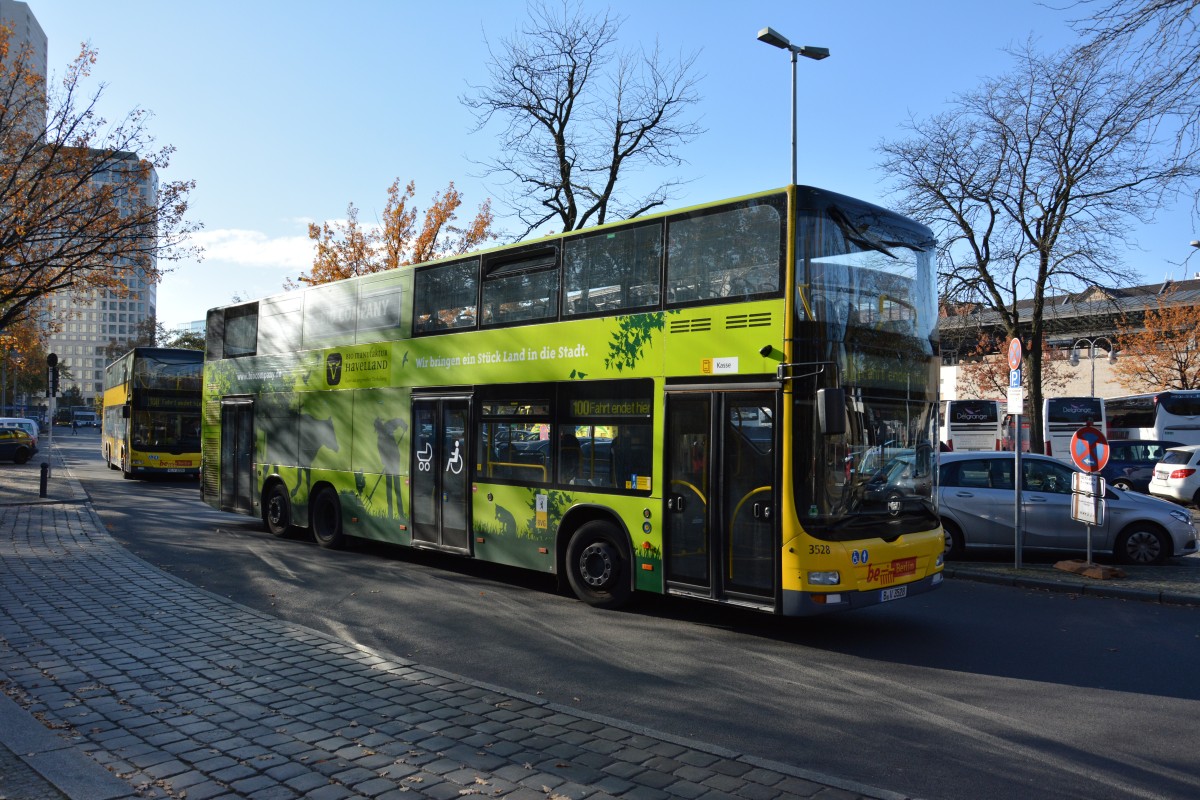 B-V 3528 ist am 08.11.2014 unterwegs auf der Linie 100 zur Hertzallee. Aufgenommen wurde ein MAN Lion's City DD, Berlin Zoologischer Garten.
