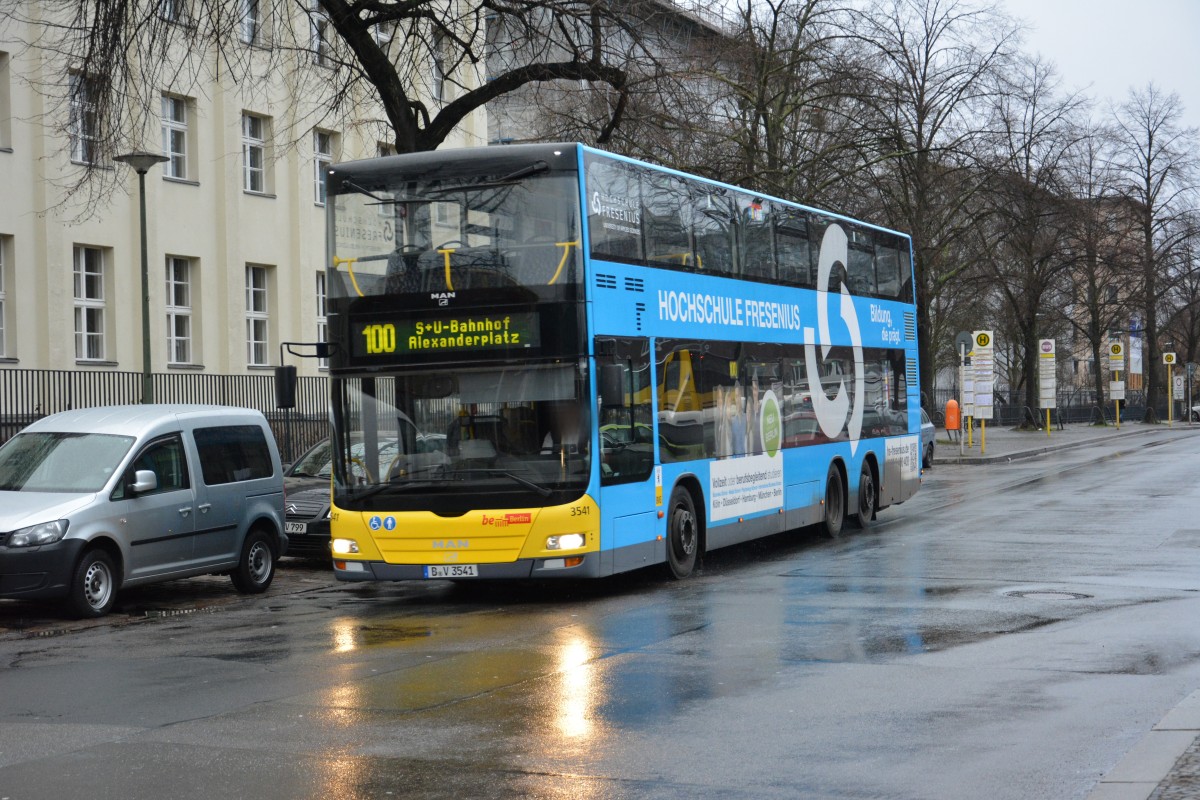B-V 3541 fährt am 24.12.2014 auf der Linie 100 zum Alexanderplatz. Aufgenommen wurde ein MAN Lion's City DD, Berlin Hertzallee.

