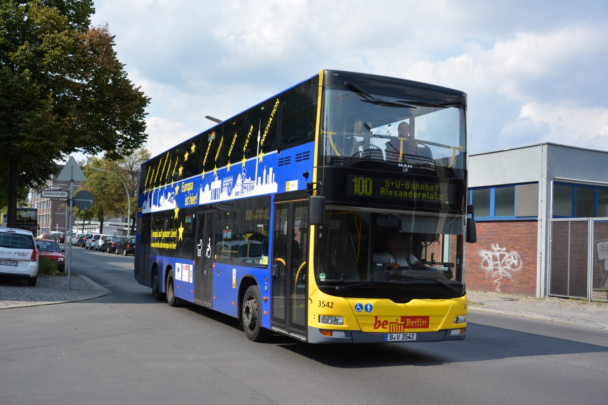 B-V 3542 (MAN Lion's City DD) macht Werbung für die EU. Aufgenommen Berlin Hertzallee.

