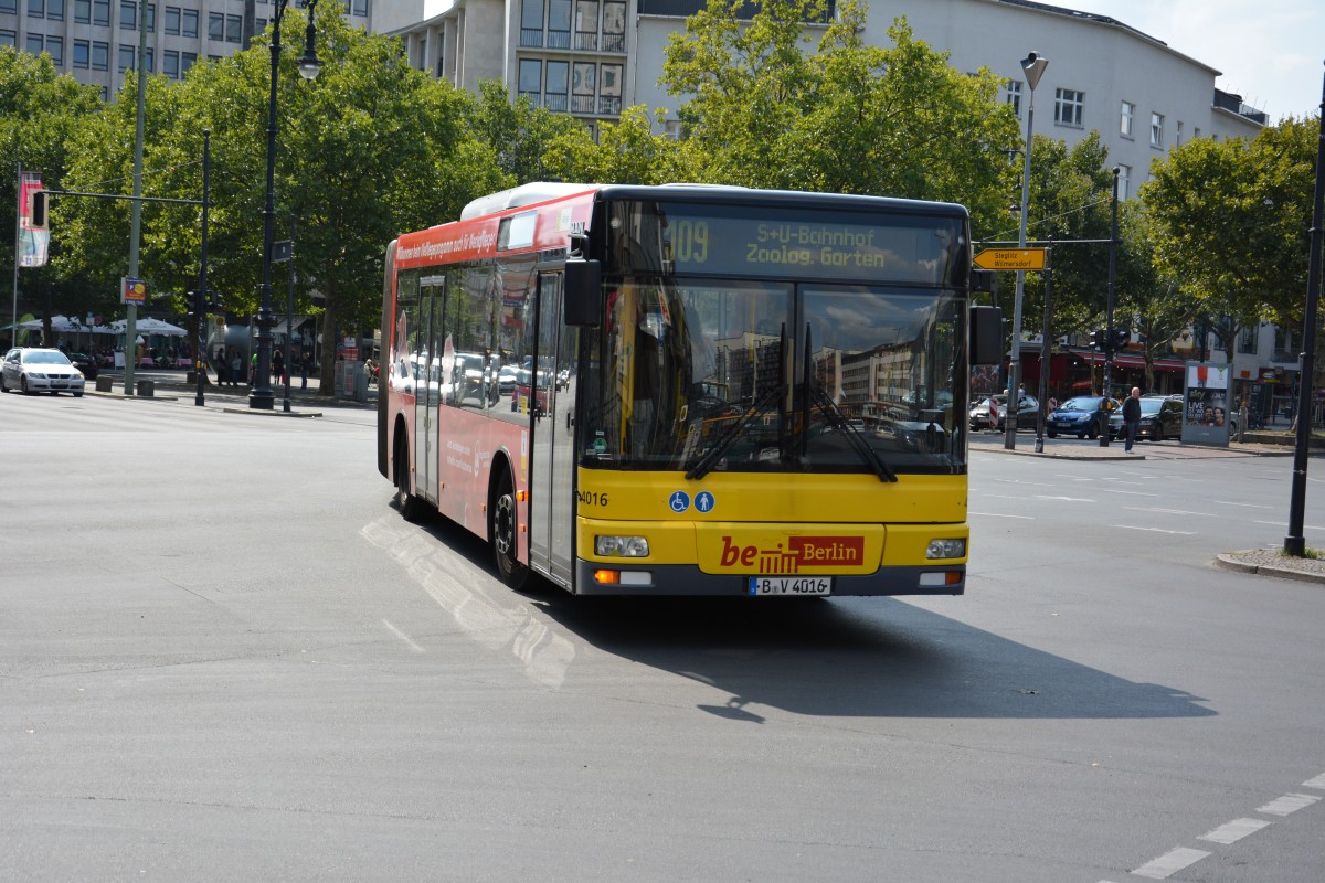 B-V 4016 fuhr am 21.08.2014 auf der Linie 109 zum Zoo. Aufgenommen Kurfürstendamm Berlin.
