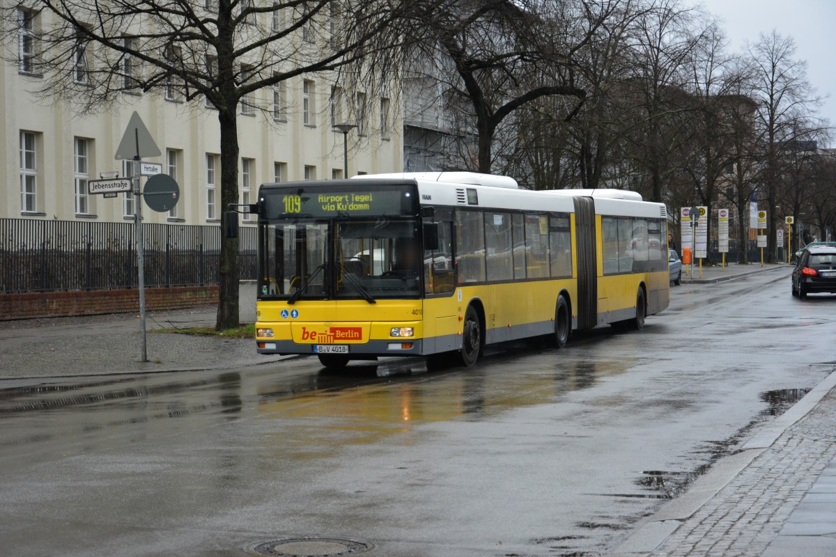 B-V 4018 ist am 24.12.2014 unterwegs auf der Linie 109 zum Flughafen Tegel. Aufgenommen wurde ein MAN in Berlin an der Hertzallee.
