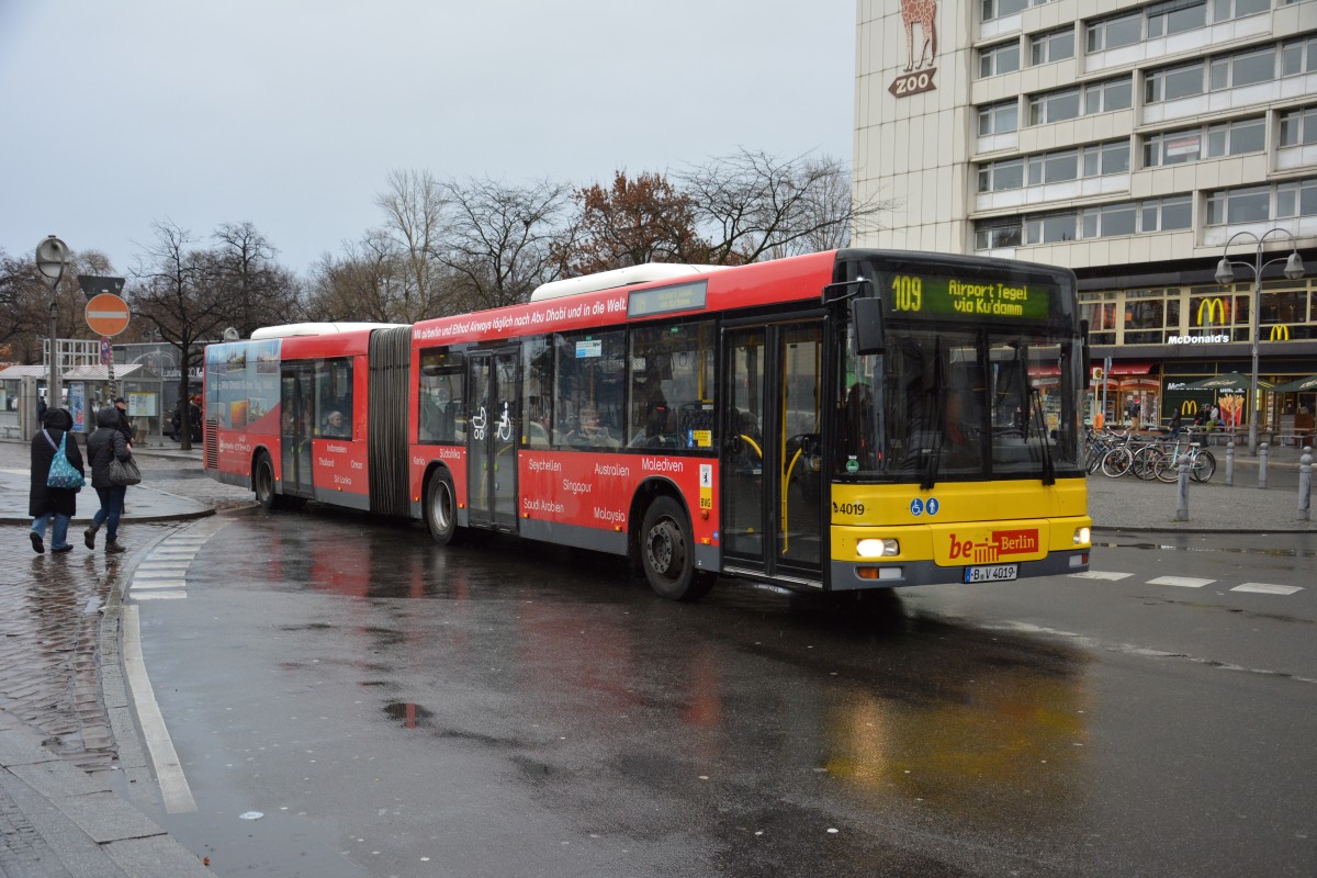 B-V 4019 ist am 24.12.2014 unterwegs auf der Linie 109 zum Flughafen Tegel. Aufgenommen wurde ein MAN in Berlin Zoologischer Garten.
