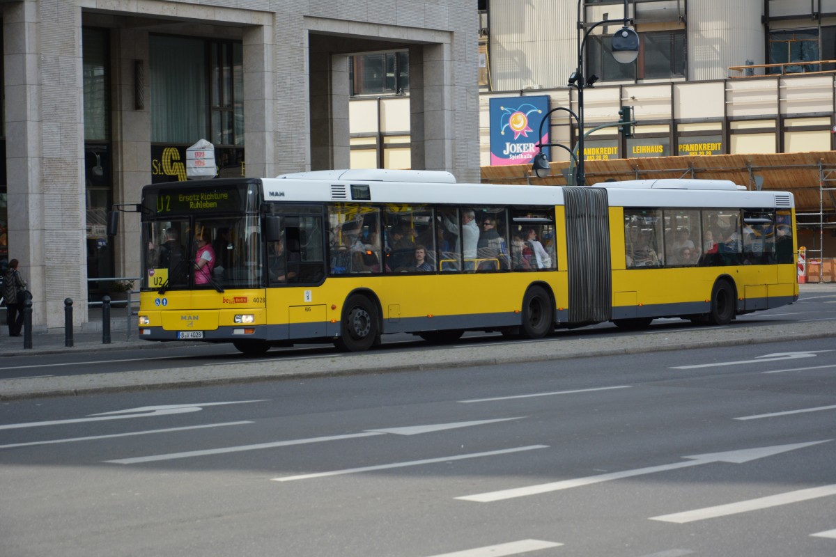 B-V 4028 fährt am 11.04.2015 für die U2 Schienenersatzverkehr zwischen Berlin U-Bahnhof Wittenbergplatz und Berlin U-Bahnhof Bismarckstraße. Aufgenommen wurde ein MAN / Berlin Zoologischer Garten.
