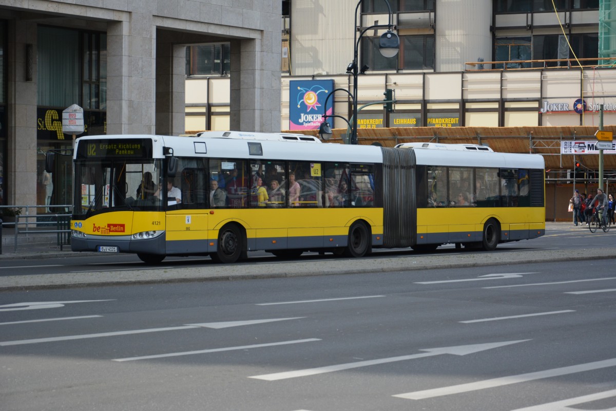 B-V 4121 fährt am 11.04.2015 für die U2 Schienenersatzverkehr zwischen Berlin U-Bahnhof Wittenbergplatz und Berlin U-Bahnhof Bismarckstraße. Aufgenommen wurde ein Solaris Urbino 18 / Berlin Zoologischer Garten.
