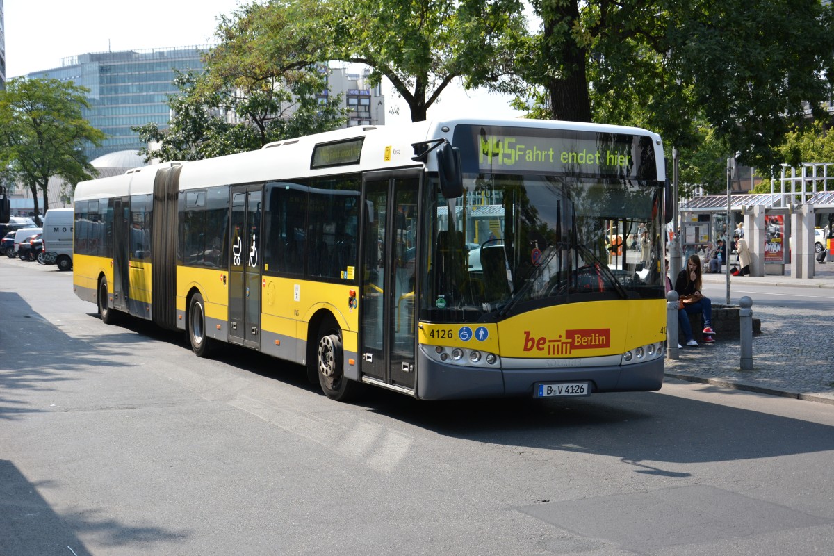 B-V 4126 fährt am 21.08.2014 auf der Linie M45. Aufgenommen wurde ein Solaris Urbino 18, Berlin Zoologischer Garten.
