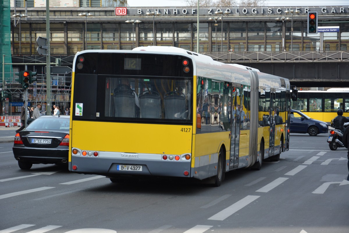 B-V 4127 fährt am 11.04.2015 für die U2 Schienenersatzverkehr zwischen Berlin U-Bahnhof Wittenbergplatz und Berlin U-Bahnhof Bismarckstraße. Aufgenommen wurde ein Solaris Urbino 18 / Berlin Zoologischer Garten.
