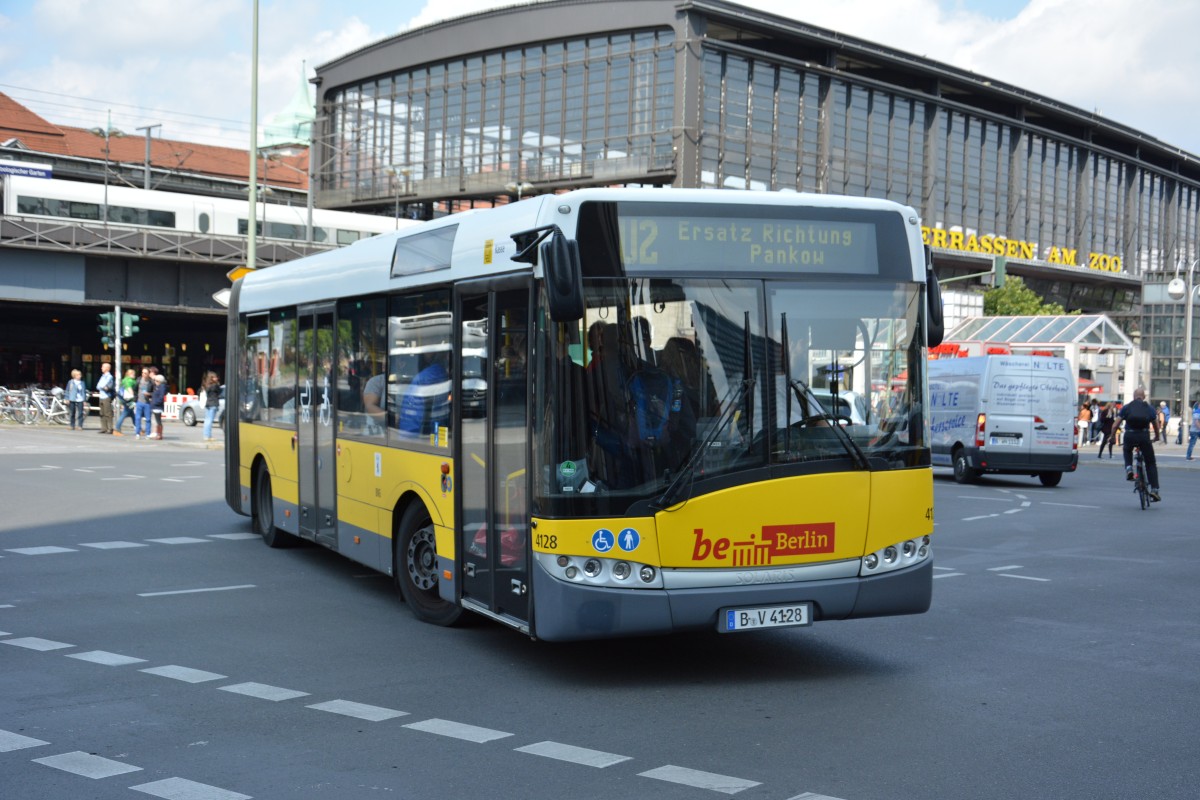 B-V 4128 fährt am 21.08.2014 auf der Linie U2 als SEV. Aufgenommen wurde ein Solaris Urbino 18, Berlin Zoologischer Garten.
