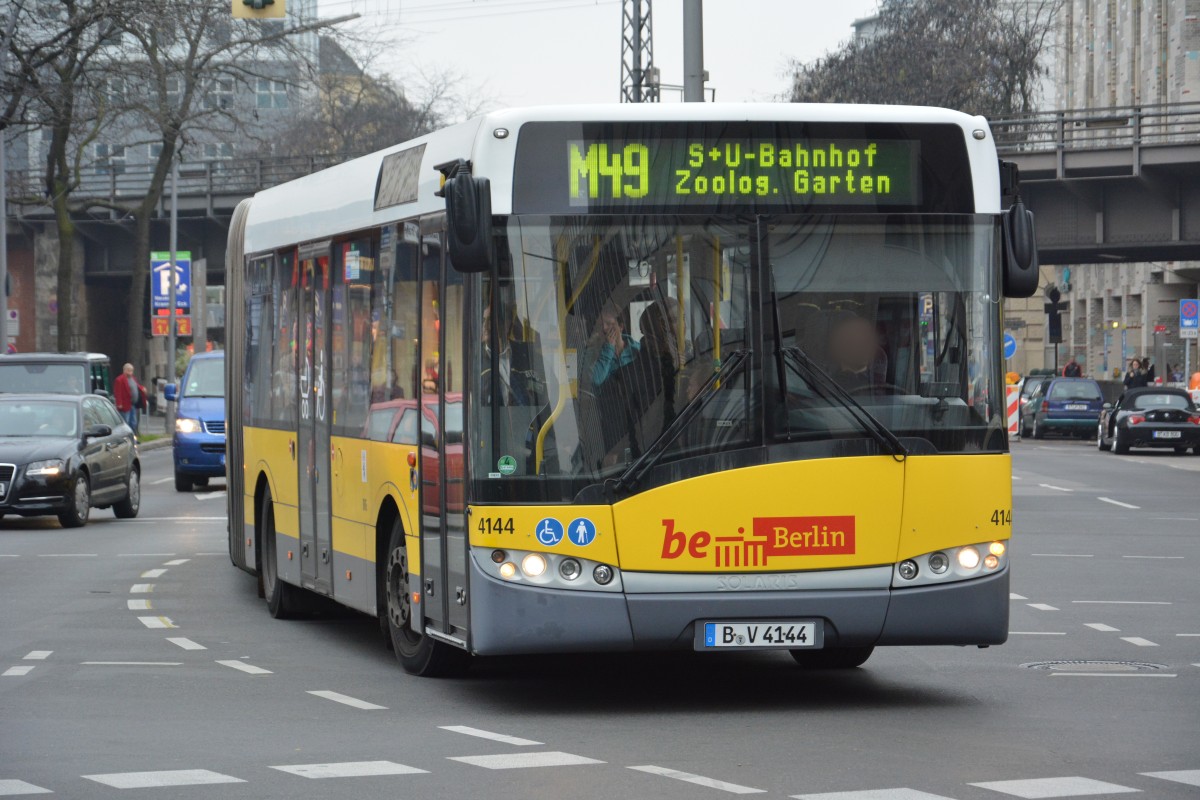 B-V 4144 ist am 30.10.2014 unterwegs auf der Linie M49 zum Zoologischen Garten. Aufgenommen wurde ein Solaris Urbino 18, Berlin Kantstraße.
