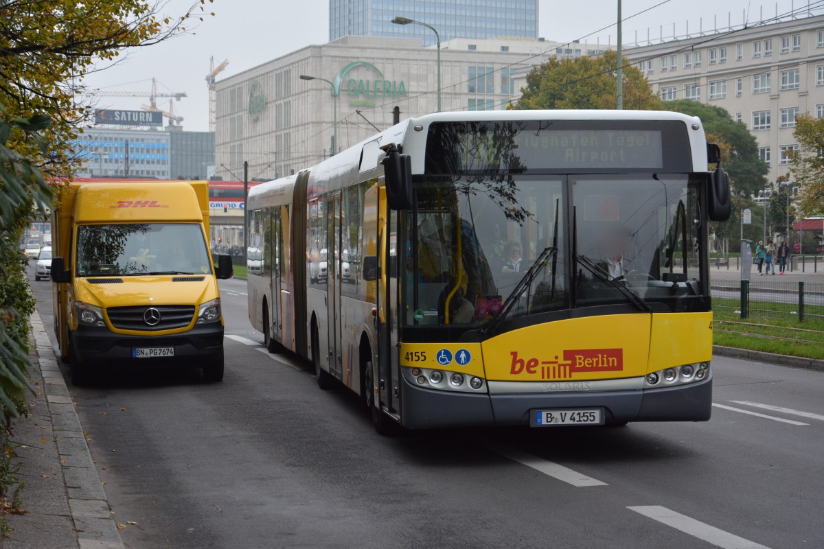 B-V 4155 unterwegs am 30.10.2014 auf der Linie TXL zum Flughafen Tegel. Aufgenommen wurde ein Solaris Urbino 18 am Alexanderplatz.
