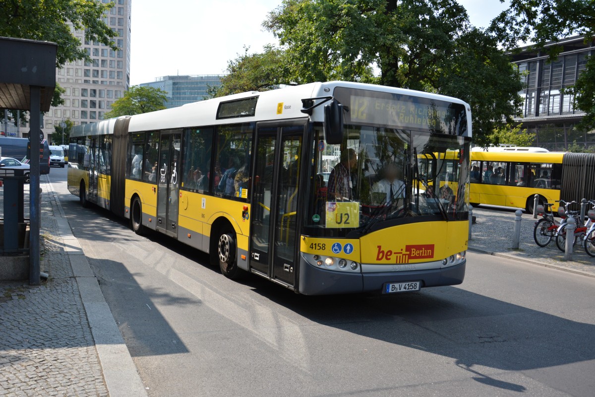B-V 4158 fährt am 21.08.2014 auf der Linie U2 als SEV. Aufgenommen wurde ein Solaris Urbino 18 Berlin Zoologischer Garten.
