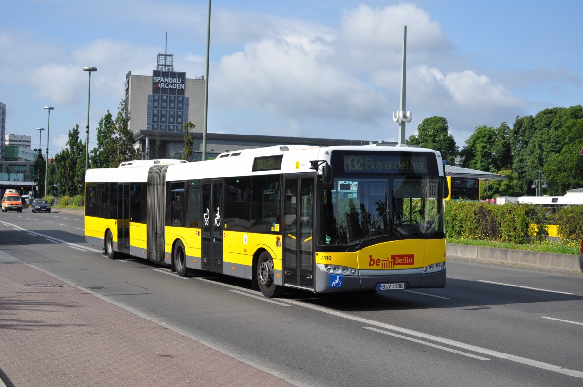 B-V 4180 auf der Linie M32 und endet hier. Aufgenommen am 09.07.2013 Berlin Spandau.