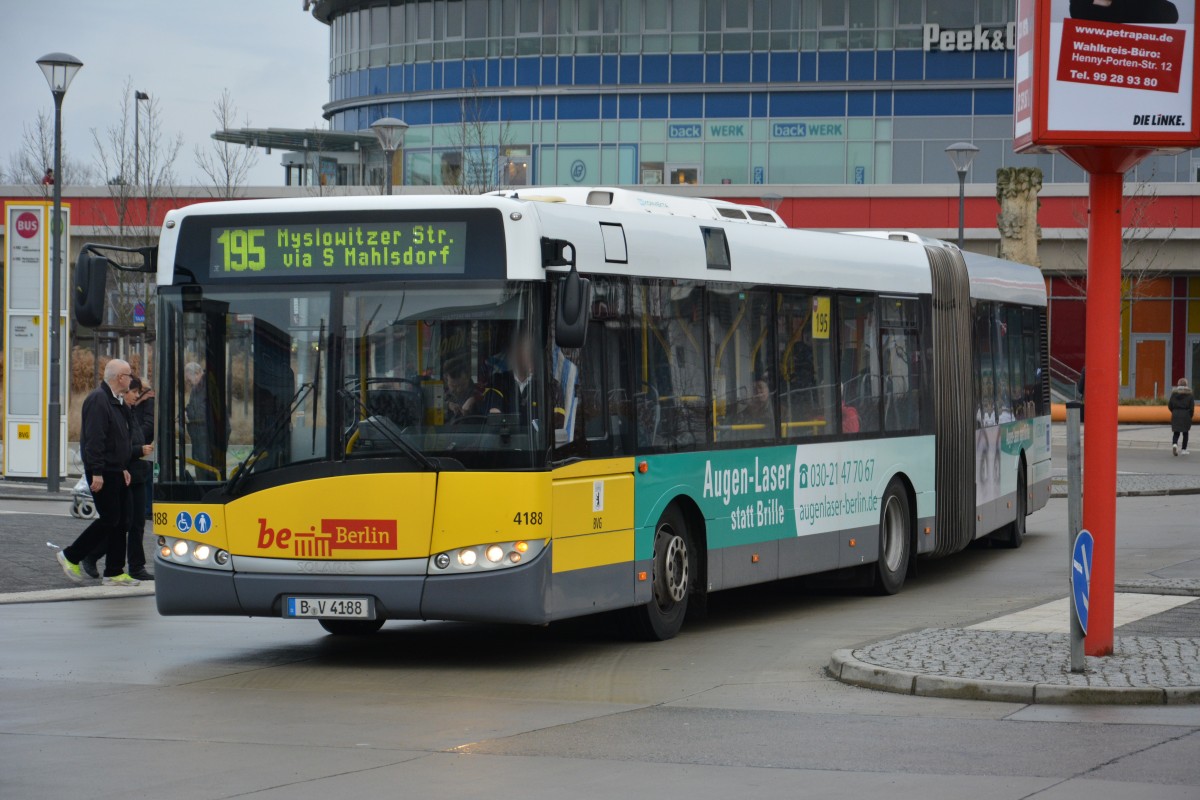B-V 4188 (Solaris Urbino 18) ist am 17.01.2015 unterwegs auf der Linie 195. Aufgenommen am S-Bahnhof Marzahn.
