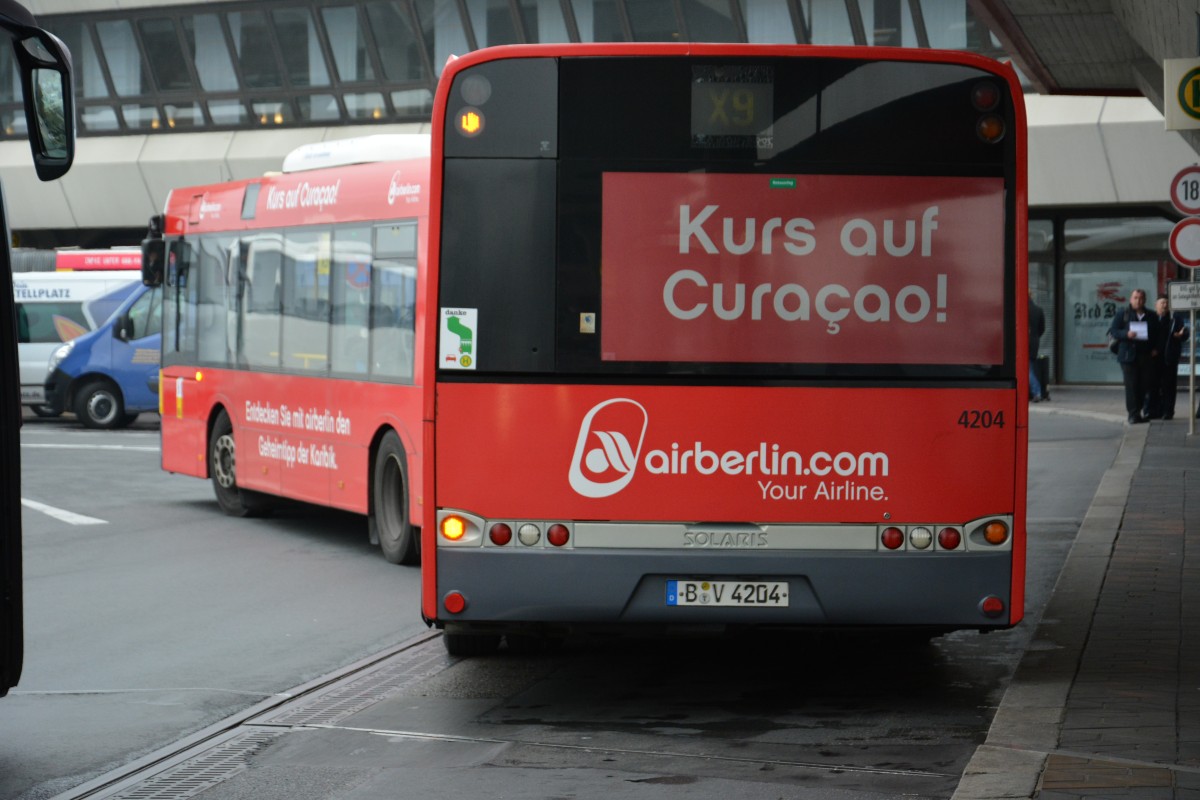B-V 4204 verlässt am 26.10.2014 den Flugahfen Tegel auf der Linie X9. Aufgenommen wurde ein Solaris Urbino 18.
