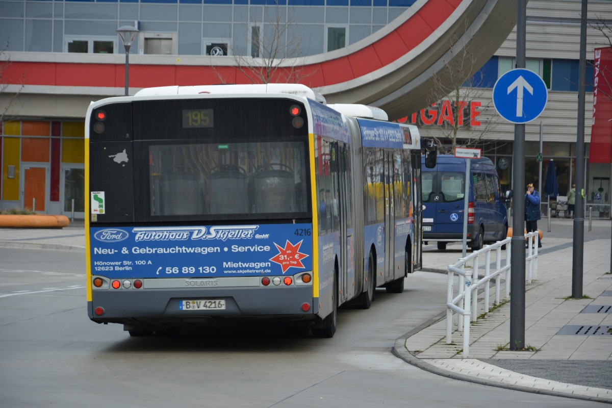 B-V 4216 ist am 17.01.2015 unterwegs auf der Linie 195. Aufgenommen wurde ein Solaris Urbino 18, Berlin S-Bahnhof Marzahn.
