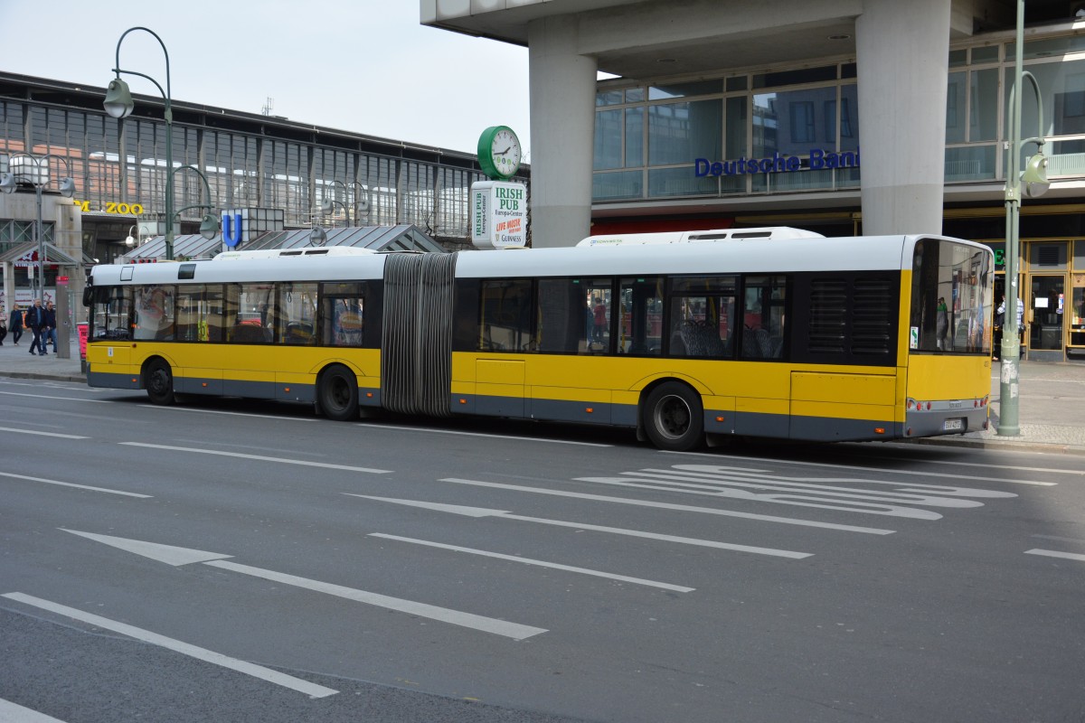 B-V 4273 fährt am 11.04.2015 für die U2 Schienenersatzverkehr. Aufgenommen wurde ein Solaris Urbino 18 / Berlin Zoologischer Garten.
