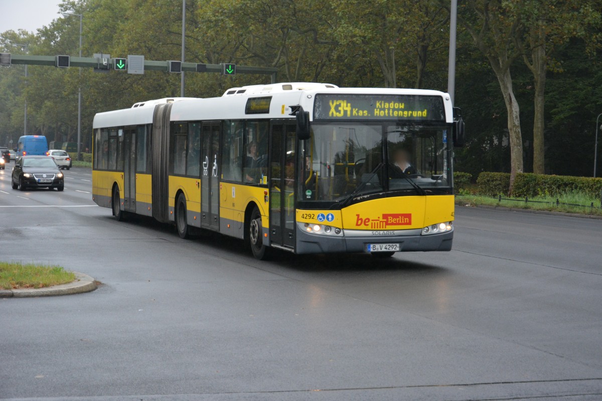 B-V 4292 fährt am 26.09.2014 auf der Linie X34 nach Berlin Kladow. Aufgenommen wurde Solaris Urbino 18, Flatowalle.
