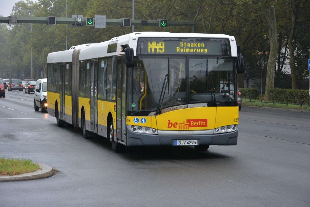 B-V 4295 fährt am 26.09.2014 auf der Linie M49 nach Berlin Staaken. Aufgenommen wurde Solaris Urbino 18, Flatowalle.
