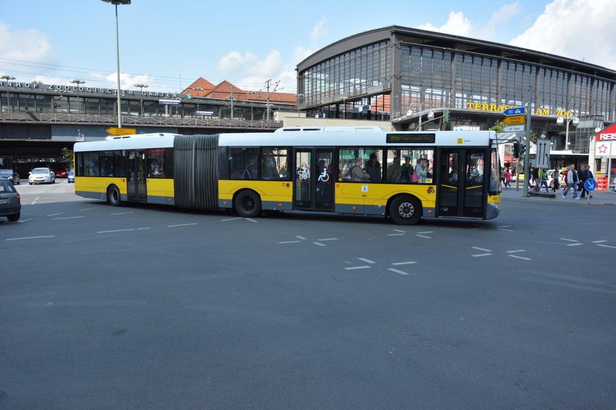 B-V 4332 fährt am 21.08.2014 auf der Linie M45. Aufgenommen wurde ein Solaris Urbino 18 Berlin Zoologischer Garten.
