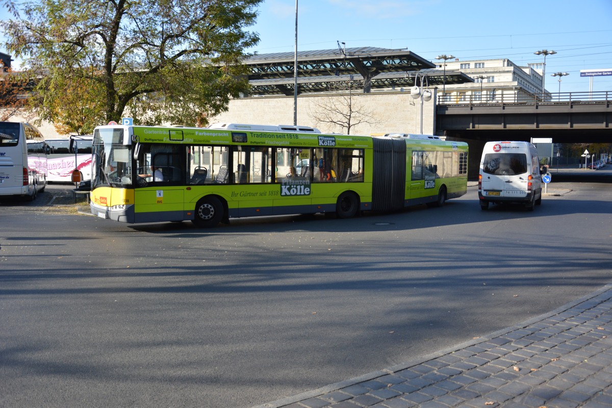 B-V 4338 ist am 30.10.2014 unterwegs auf der Linie M45 nach Berlin Spandau. Aufgenommen wurde ein Solaris Urbino 18, Berlin Zoologischer Garten.
