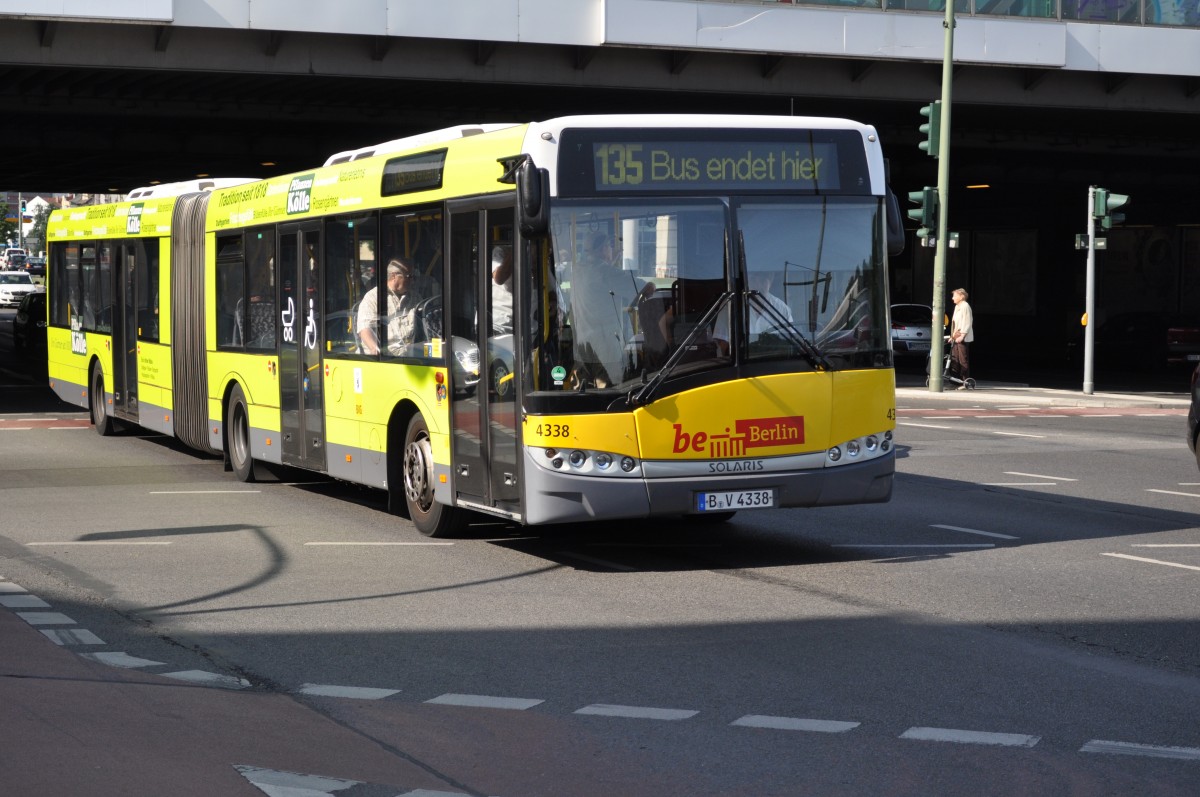 B-V 4338 auf der Linie 135 in Berlin Spandau. Aufgenommen im Sommer 2013.