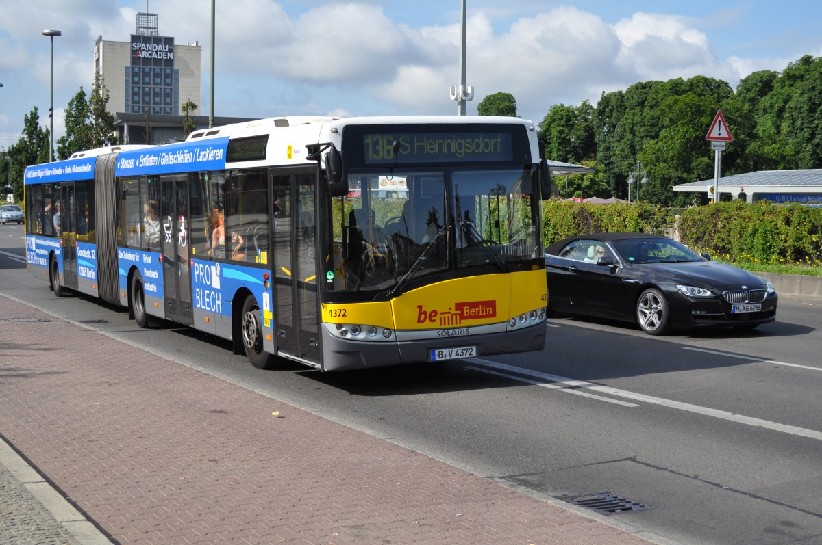 B-V 4372 auf der Linie 136 zum S-Bahnhof Hennigsdorf. Aufgenommen im Sommer 2013.