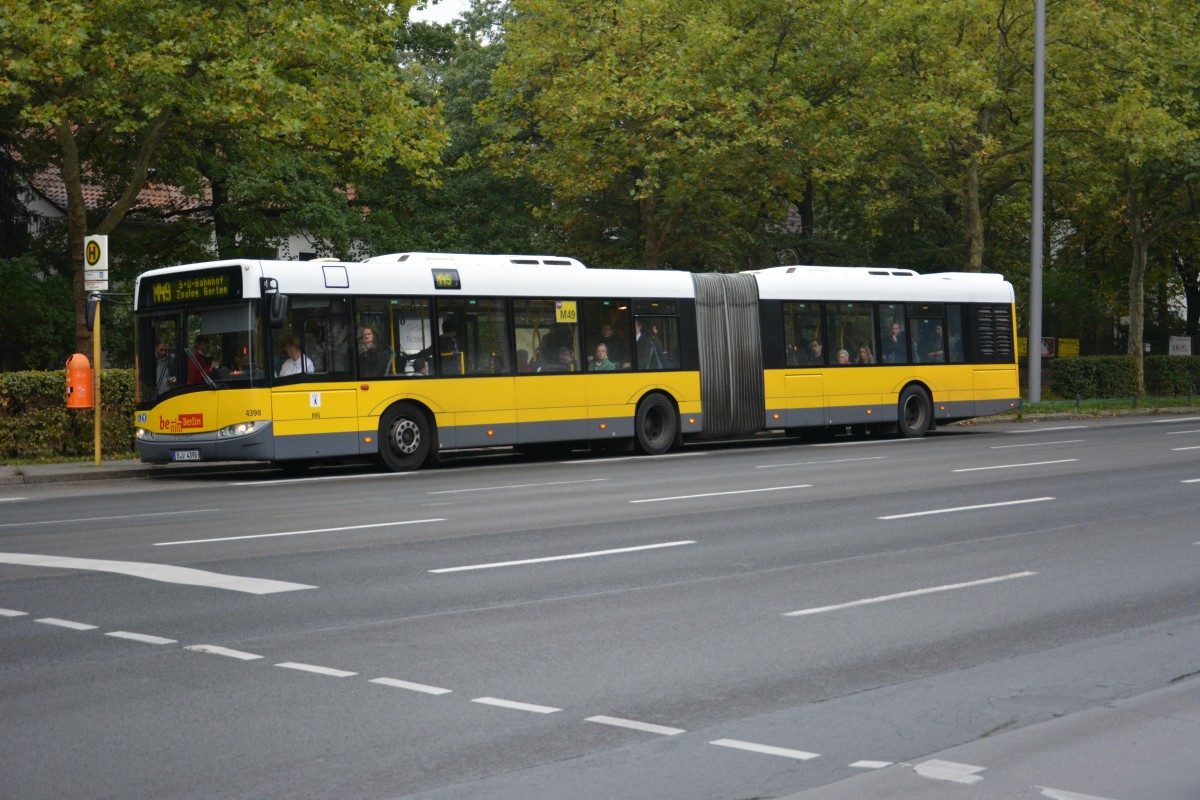B-V 4398 fährt am 26.09.2014 auf der Linie M49 nach Berlin Zoologischer Garten. Aufgenommen wurde Solaris Urbino 18, Flatowalle.
