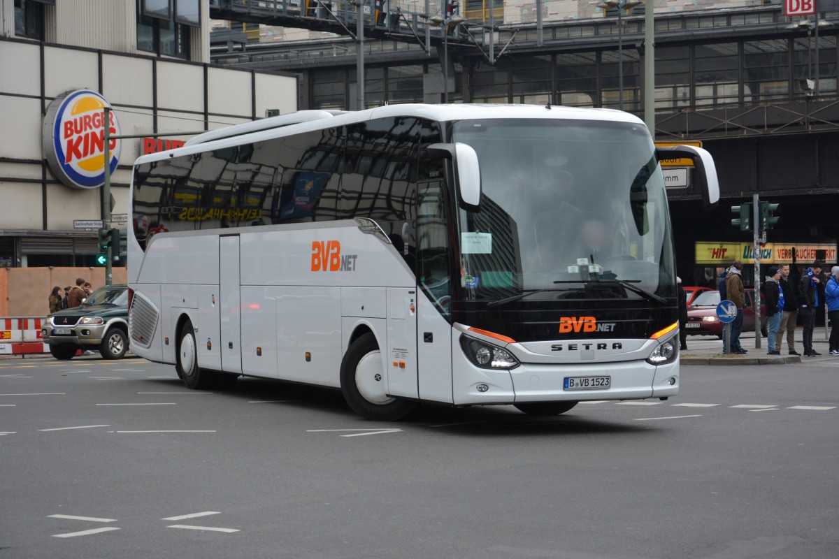B-VB 1523 (Setra S 516 HD) fährt am 14.03.2015 Richtung Berlin Zoologischer Garten. Aufgenommen am Hardenbergplatz Berlin.
