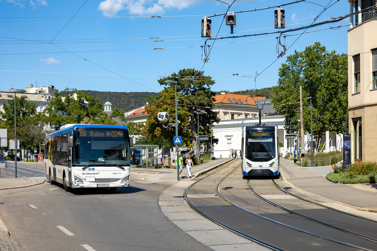 Baden. Am Josefsplatz trifft ein Iveco Crossway von Dr. Richard auf eine Triebwagen der Badner Bahn.