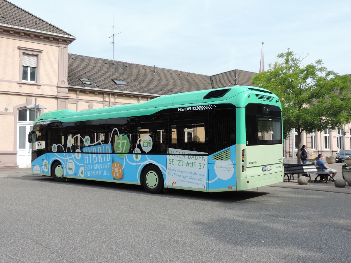 Baden Baden 26/05/2014 : einer der beiden neue Volvo Hybridbusse 7900 H vor dem Bahnhof.