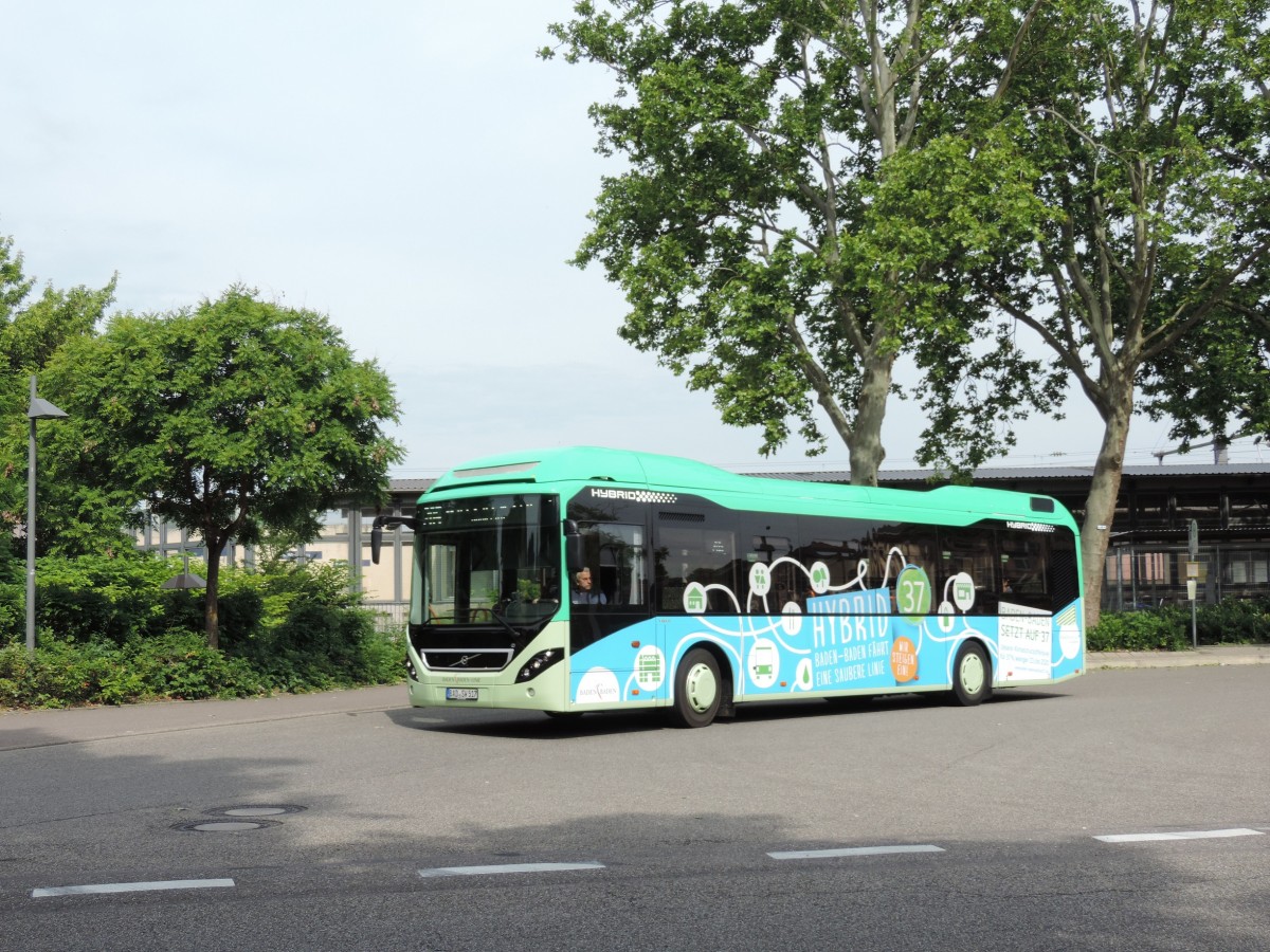 Baden Baden 26/05/2014 : der Volvo 7900 H Nr 517 verlässt den Bahnhof.