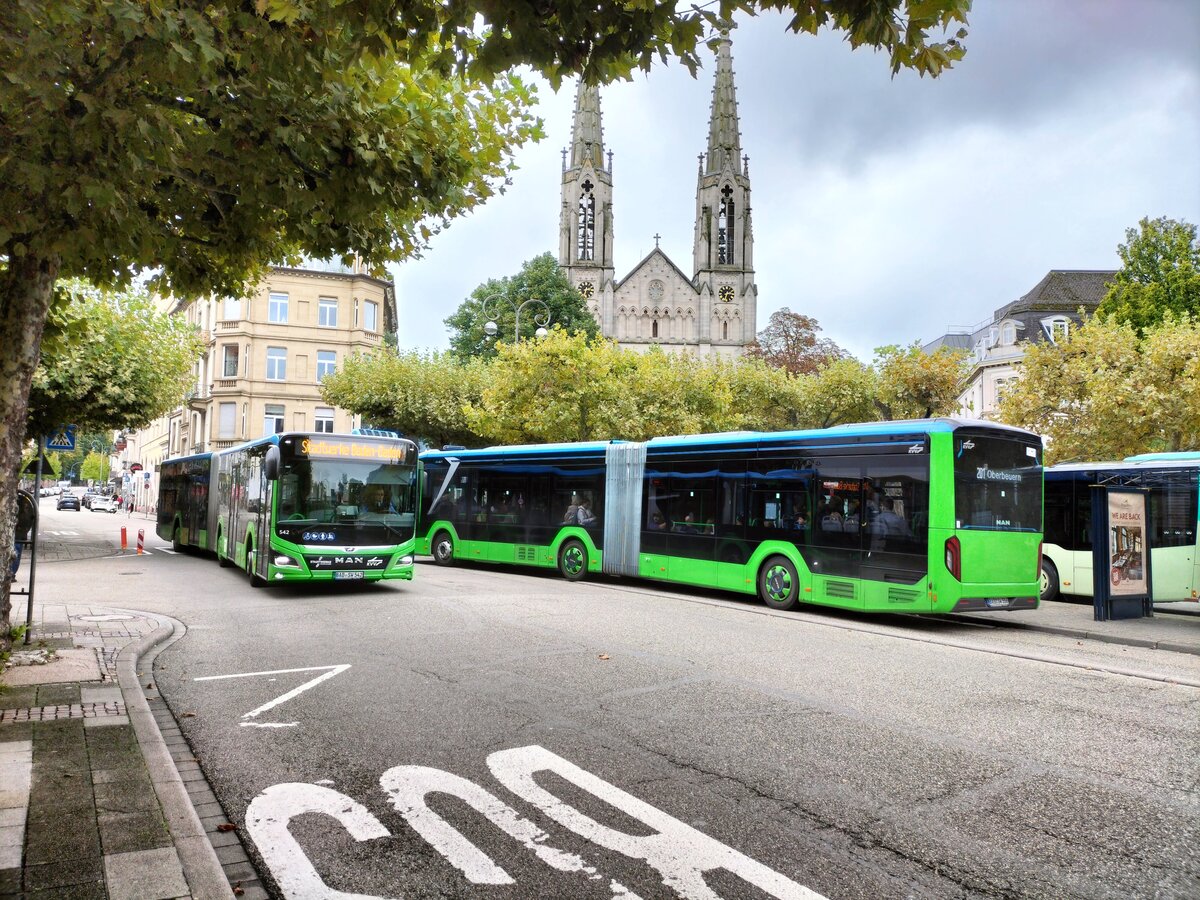 Baden-Baden, Augustaplatz, Stadtwerke Baden-Baden Wagen 542 und 556 am 26.09.2025