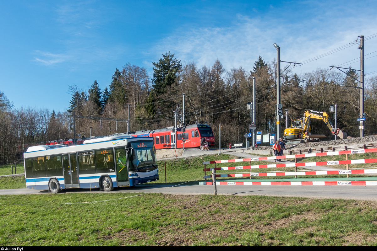 Bahnersatz Ringlikon - Uetliberg wegen Bauarbeiten vom 3. April bis am 10. Mai 2018. Zum Einsatz kommt ein Hess Bergbus der AHW Busbetriebe. Aufnahme vom 12. April 2018 am Bahnhof Ringlikon.
