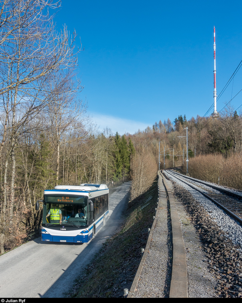 Bahnersatz Ringlikon - Uetliberg wegen Bauarbeiten vom 3. April bis am 10. Mai 2018. Zum Einsatz kommt ein Hess Bergbus der AHW Busbetriebe. Aufnahme vom 12. April 2018 kurz vor dem Bahnübergang mit dem Fernsehturm Uetliberg im Hintergrund.
